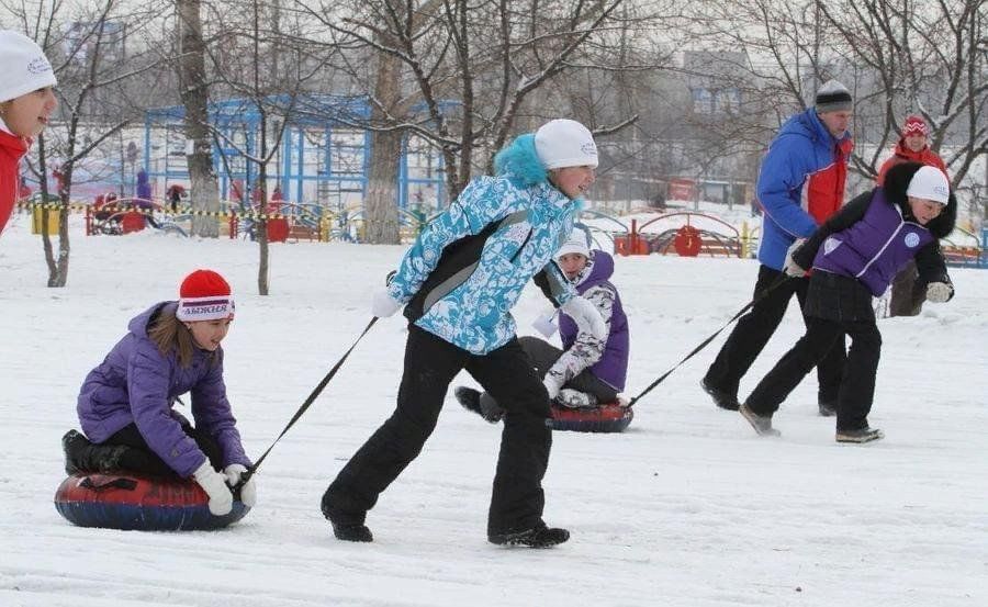 Зимняя спортивная игра с мячом