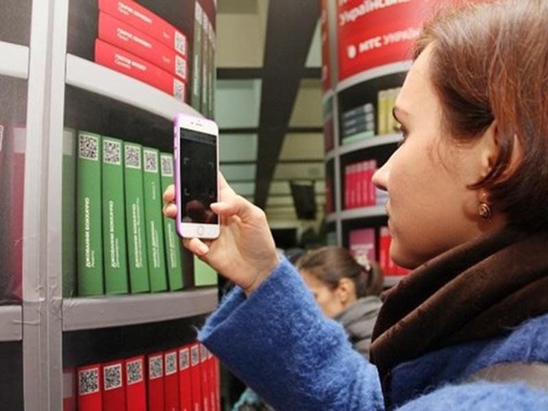 Var mobile library. Мобильная библиотека. Мобильная библиотека на вокзале. Мобильная библиотека проект. Концепт мобильной библиотеки.