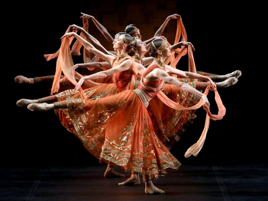 Сцена из балета Начо Дуато «Баядерка». Михайловский театр, Санкт-Петербург, 2019 год. Фотография: ТАСС