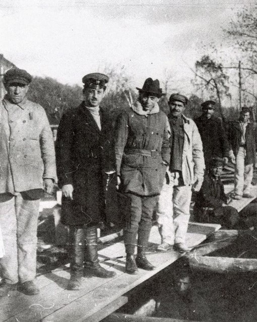Борис Иофан (третий слева) на строительной площадке Дома правительства. Начало 1930-х. Фотография: wikiwand.com
