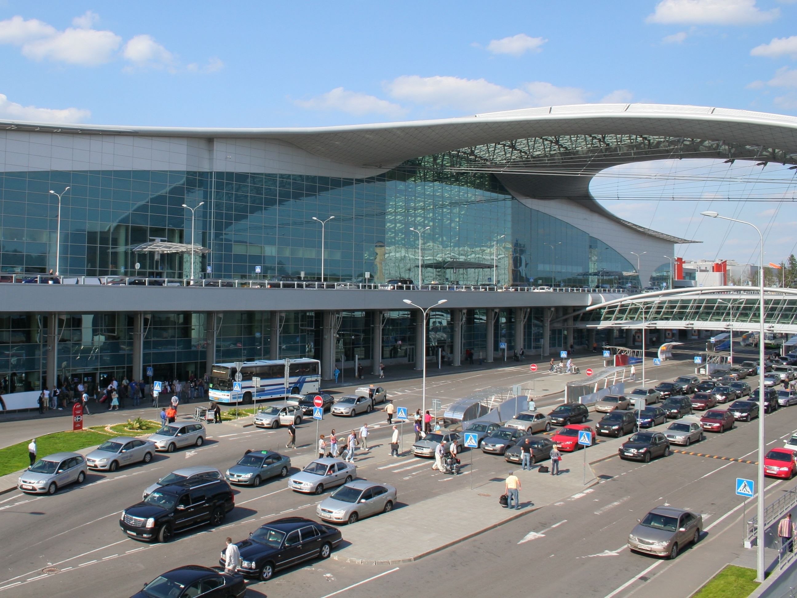 Московский аэропорт шереметьево фото. Шереметьево терминал в. Аэропорт Москва Шереметьево. Аэропорт Шереметьево имени Пушкина. Самый большой аэропорт в Москве Домодедово.