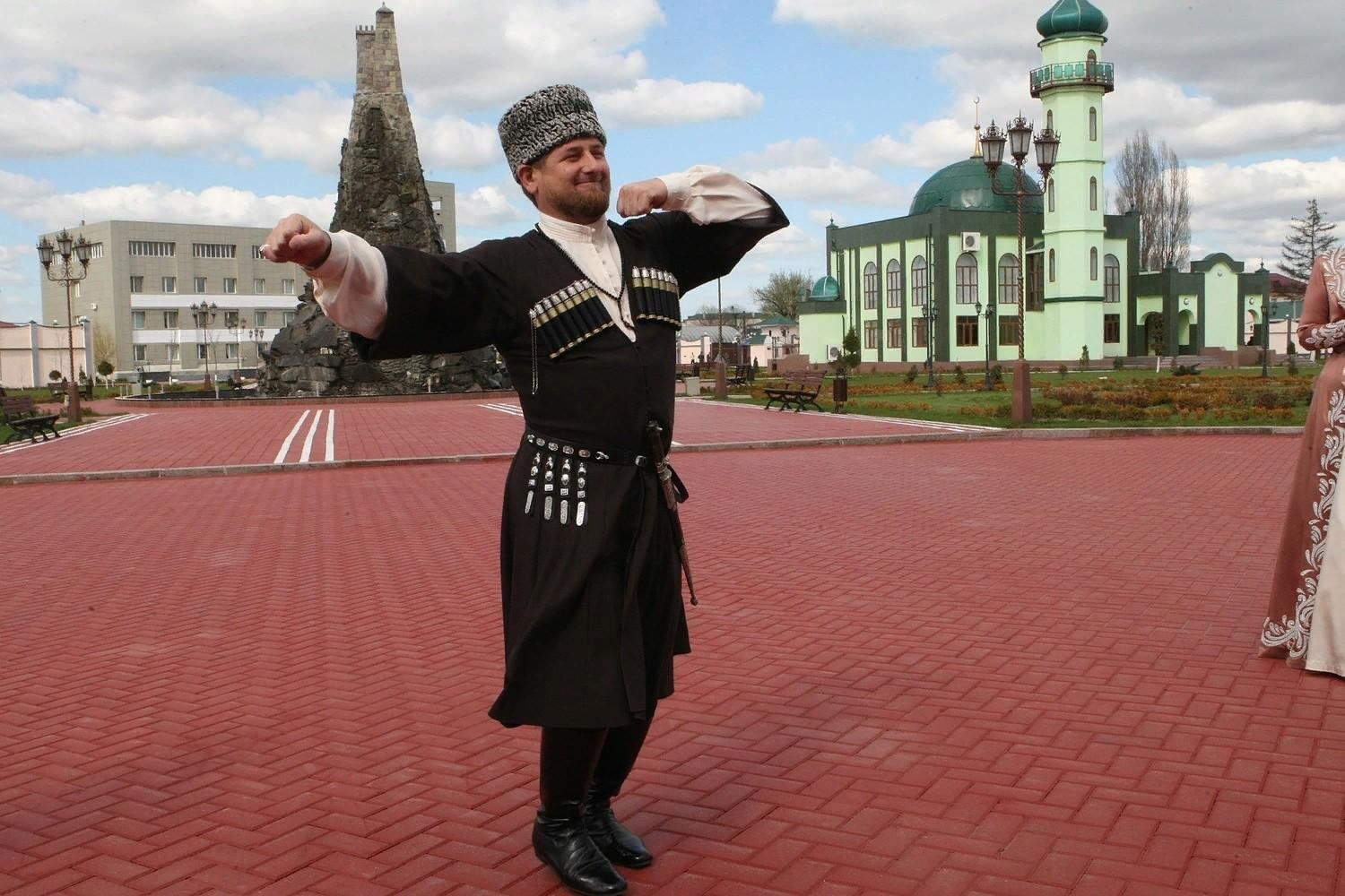 Чеченские фото. Рамзан Кадыров джигит. Кадыров Рамзан Ахматович лезгинка. Рамзан Кадыров танцует. Танец Рамзана Кадырова.