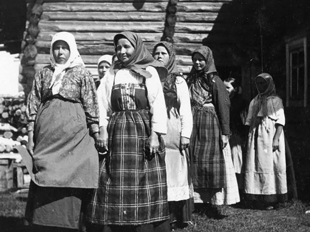 Невеста с плачеей (плакальщицей) и подругами. 1927–1928 годы. Фотография: Российский этнографический музей, Санкт-Петербург