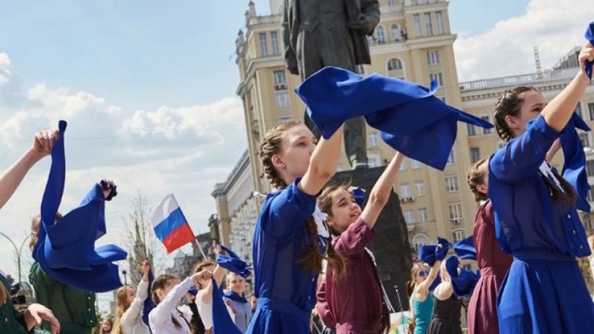 Картинка танец синий платочек