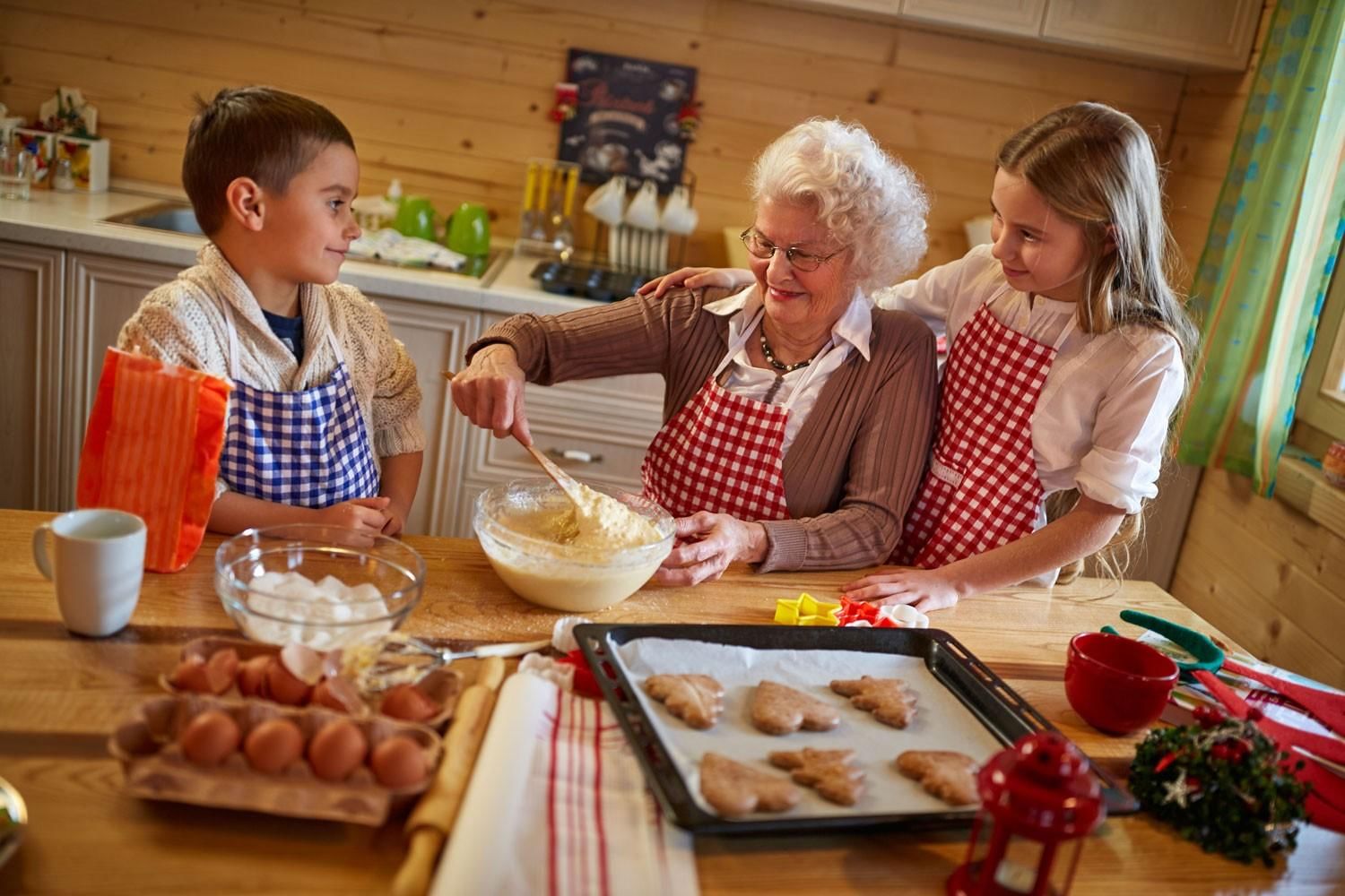 Бабушка с внуками за столом