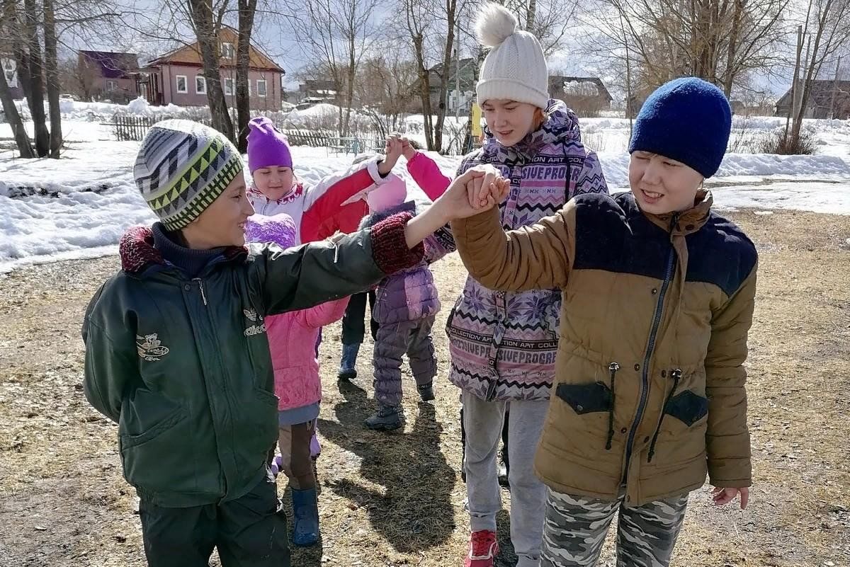 Дети играют весной на улице. Весенние забавы. Весенние детские забавы. Забавы детей весной. Весенние игры для детей.