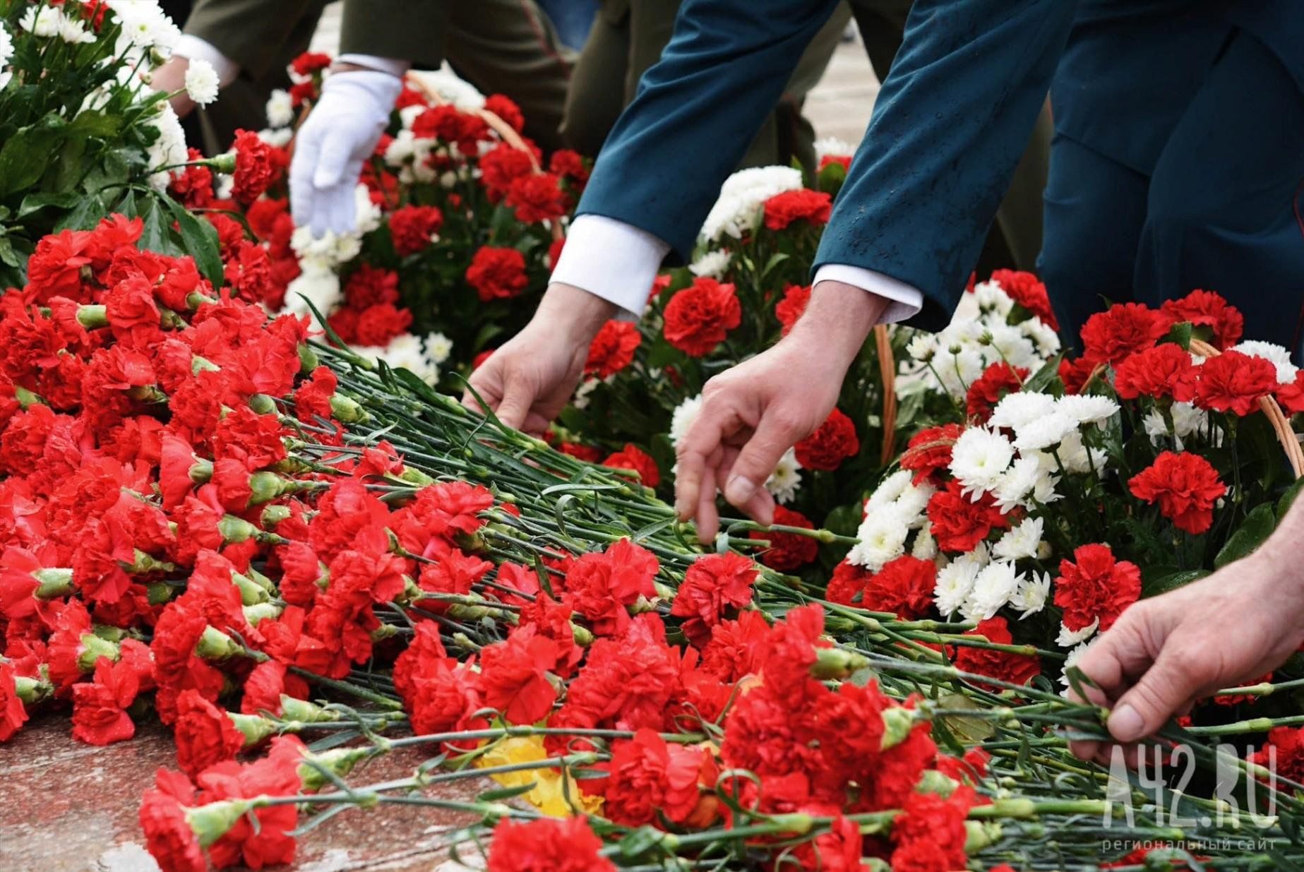 Фото возложение цветов к памятнику