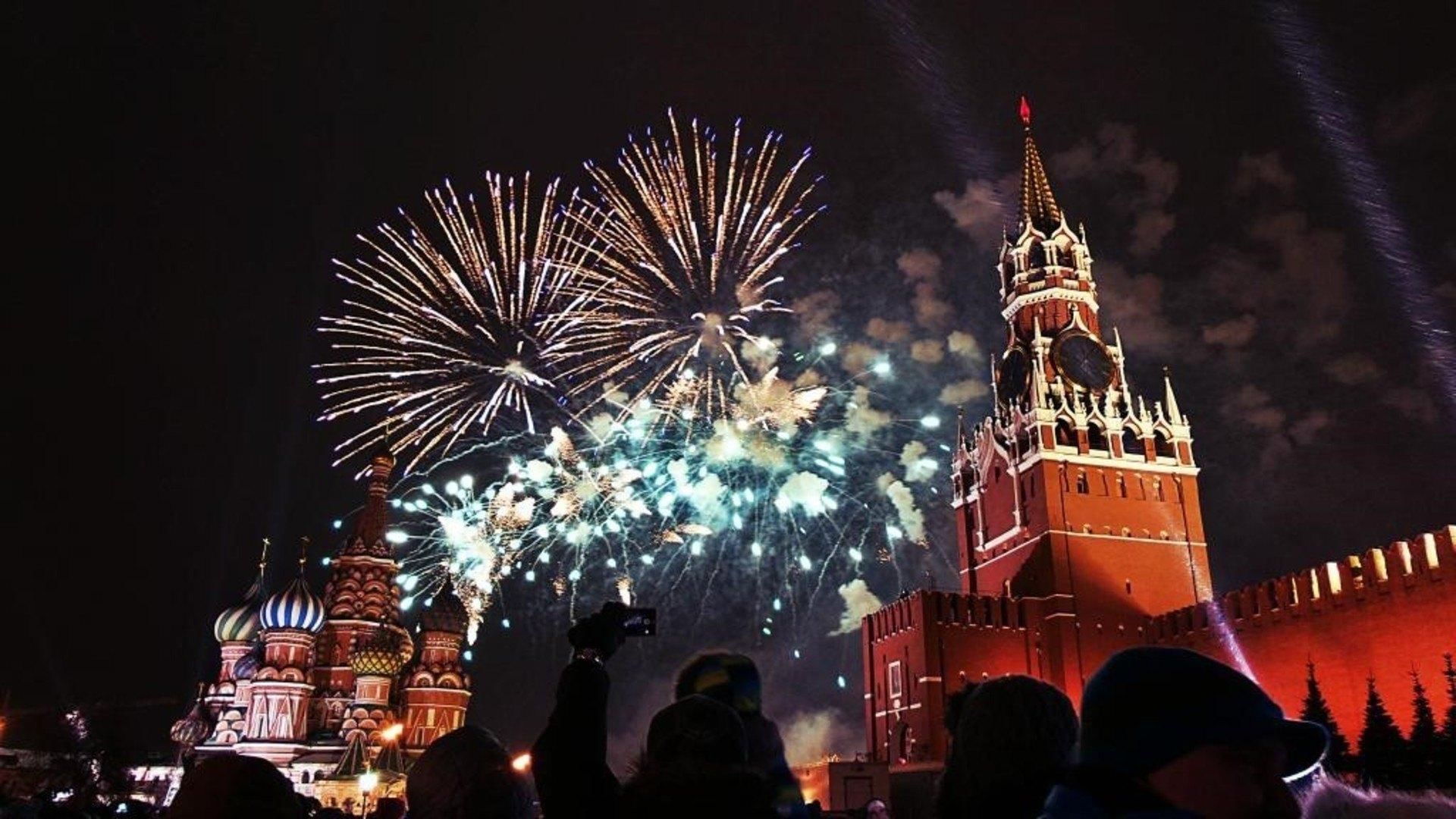 Бой курантов картинка. Спасская башня Кремля. Спасская башня Московского Кремля и салют. Спасская башня бой курантов. Бой курантов Московского Кремля.