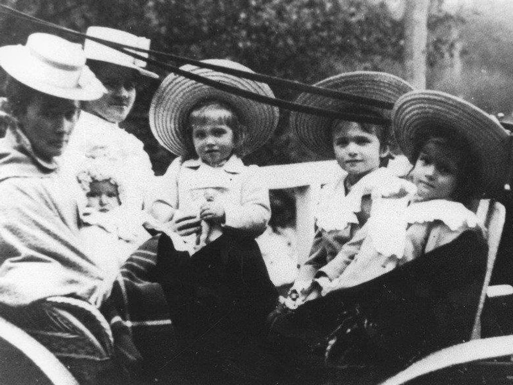 Дочери Николая II с гувернантками на прогулке в коляске. Царское село, 1902 год. Фотография: фотоателье «К.Е. фон Ган и Ко» / Государственный музей-заповедник «Петергоф», Санкт-Петербург