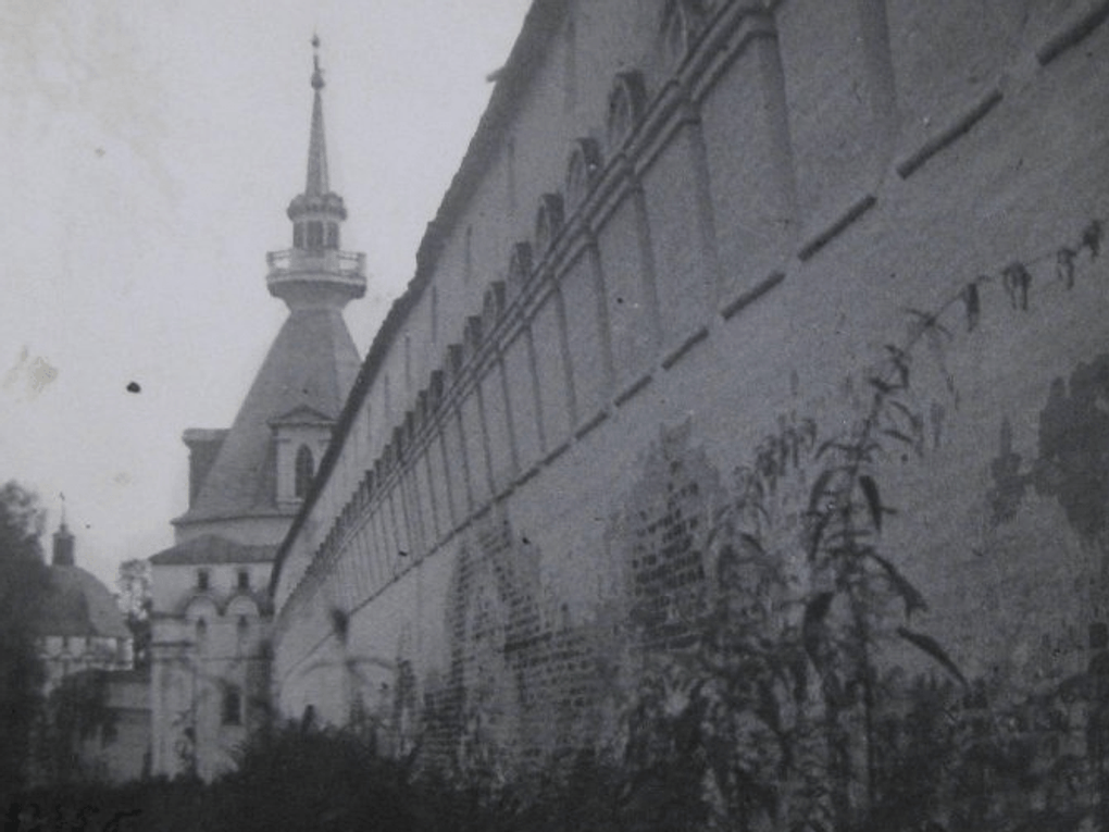 Александр Губарев. Альбом «Москва. Окрестности по Белорусско-Балтийской железной дороге: Фили, Кунцево, Ильинское, Усово, Уборы, Звенигород». Звенигород. Саввино-Сторожевский монастырь. Вид стены у Царских ворот. 1927 год. Фотография: Государственный исторический музей, Москва