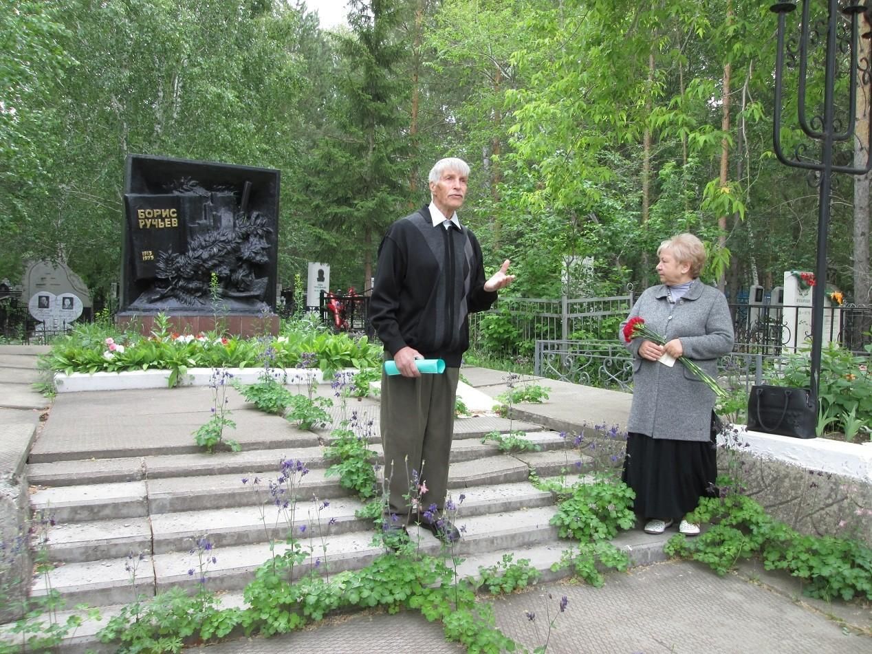 Бориса ручьева магнитогорск. Могила Бориса Ручьева Магнитогорск.