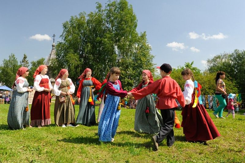 Фольклорный фестиваль. Фольклорный праздник. Народный праздник Троица. Хоровод на Троицу. Хоровод в Суздале.