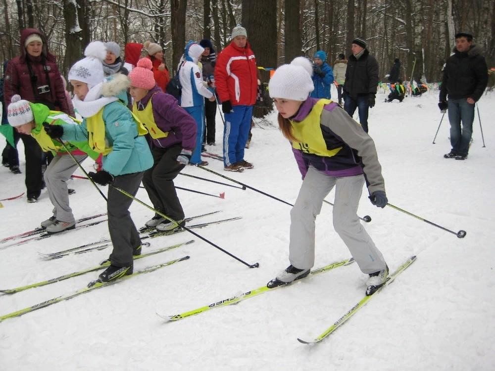 Лыжные уроки в школе. Лыжи в школе. Лыжная эстафета. Эстафеты на лыжах. Эстафеты на лыжах в школе.