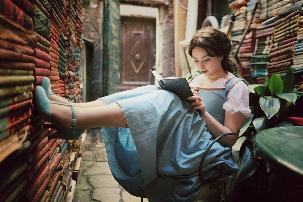 Девушка с книгой в руках