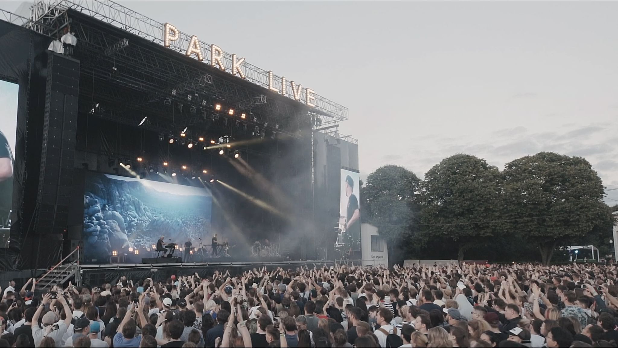 Концерты в июле в парке горького. Park Live парк Горького. Фестиваль парк лайф 2019. Парк Горького фестиваль парк лайв сцена. Лужники парк концертная площадка.