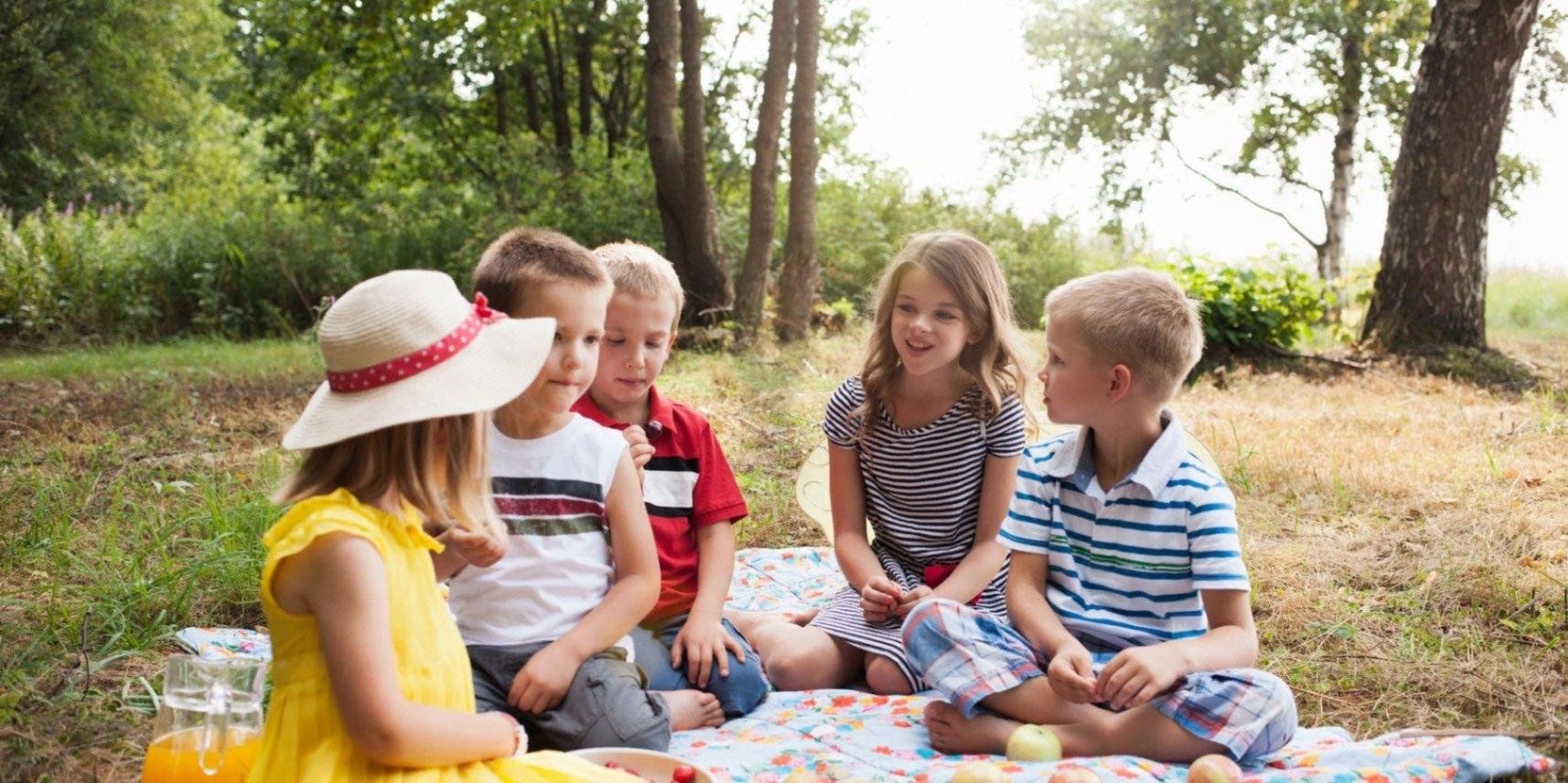Описание пикника. Пикник для детей в детском саду. Пикник на природе. Школьники на пикнике. Дети на пикнике в парке.