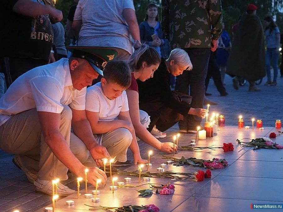 Город свеча. Свеча памяти. Акция свеча памяти. День скорби свеча. Свеча памяти и скорби.