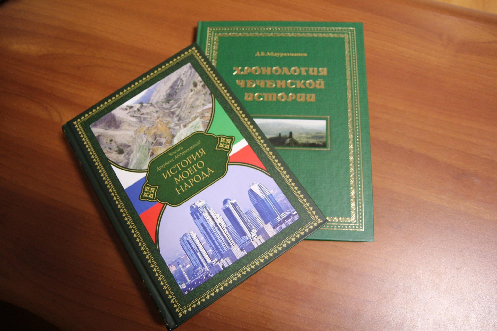 Долгие ночи айдамиров. Книги чеченских писателей. Чеченский Автор книг. Чеченская история книга. Абузар Айдамиров книги.