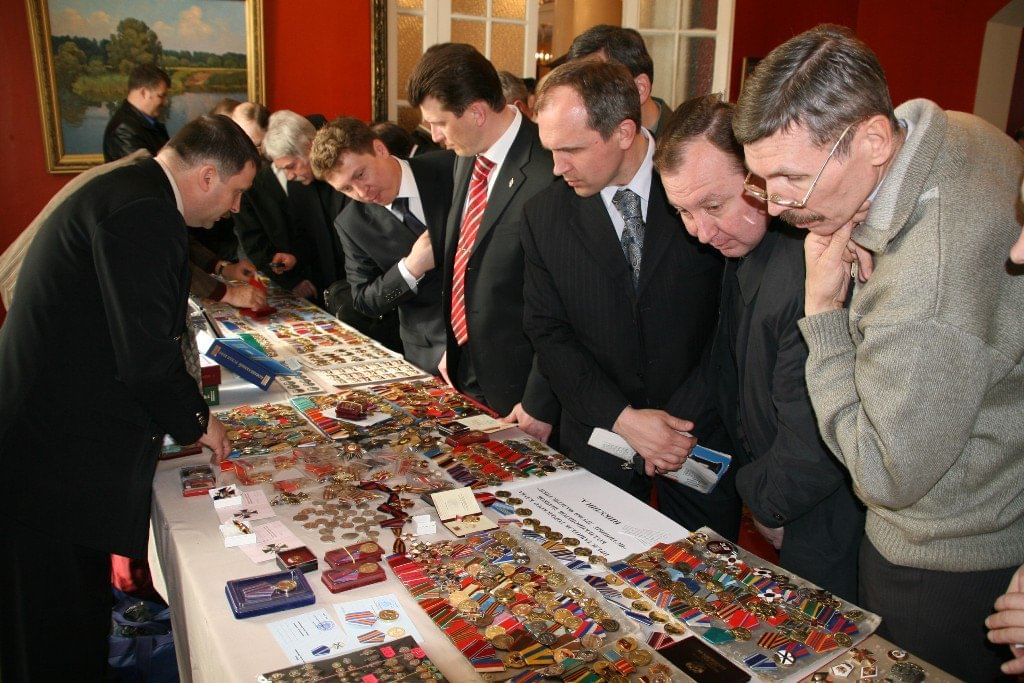 встреча филателистов. городской клуб коллекционеров. коллекционирование пивной атрибутики. клуб коллекционеров. встреча филателистов.