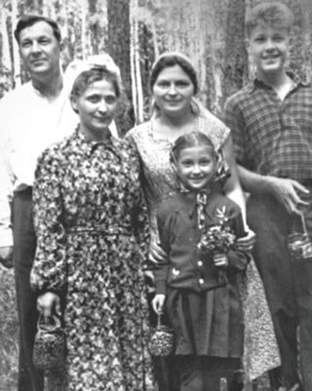 Лев Лещенко (справа) со своей семьей. Фотография: levleshenko.ru
