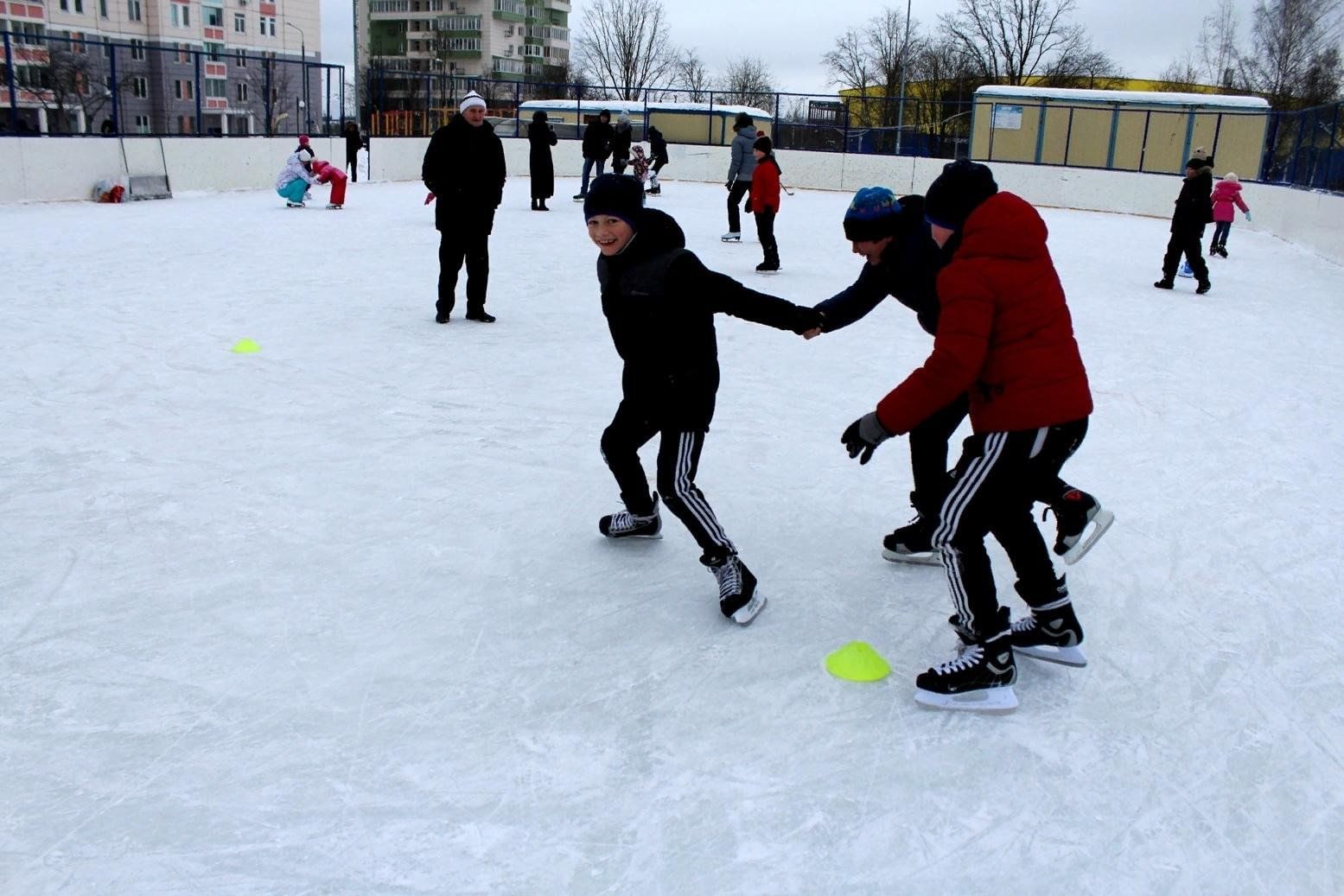 Командная игра на льду. Спортивные эстафеты на льду. Эстафета для детей на льду. Эстафеты на коньках. Веселые старты на льду.