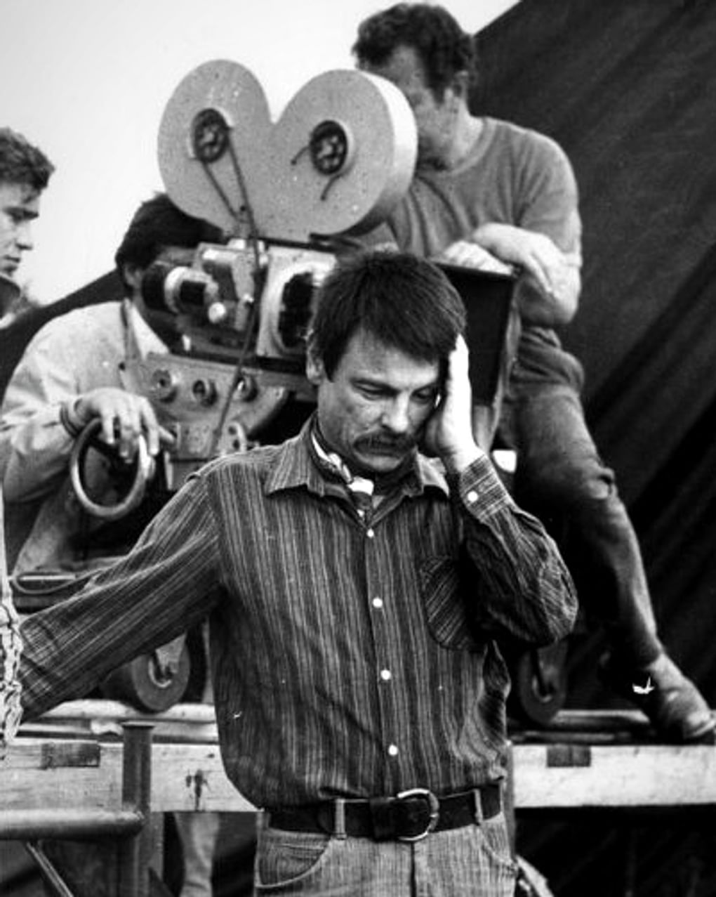 Андрей Тарковский на съемках своего художественного фильма «Зеркало». 1973 год. Фотография: Игорь Гневашев / Государственный Владимиро-Суздальский историко-архитектурный и художественный музей-заповедник, Суздаль