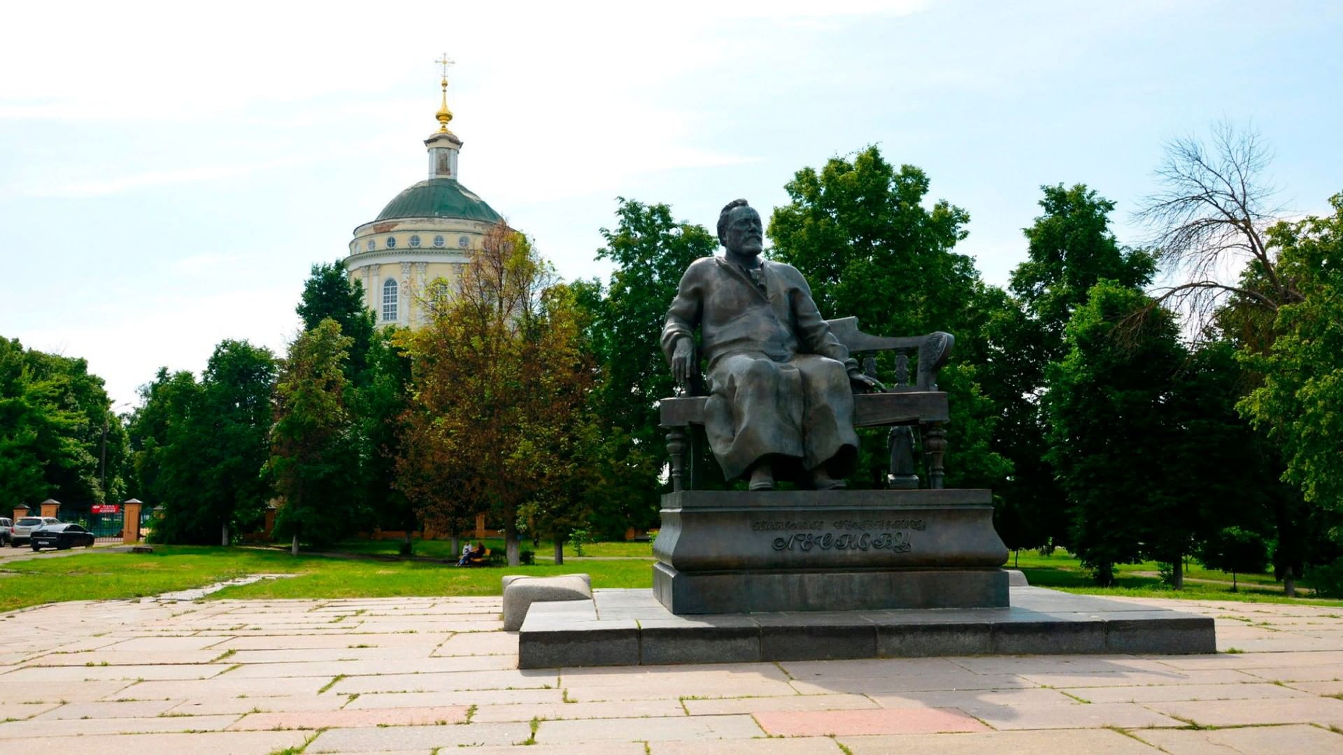 Памятник лескову орел фото