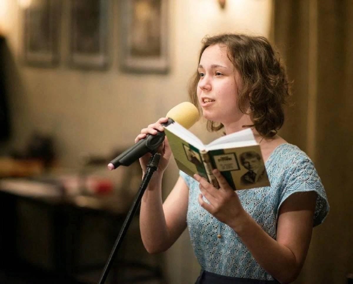 Лучше читать вслух. Чтение вслух. Маленький чтец. Чтение вслух картинки. Чтение вслух детям.