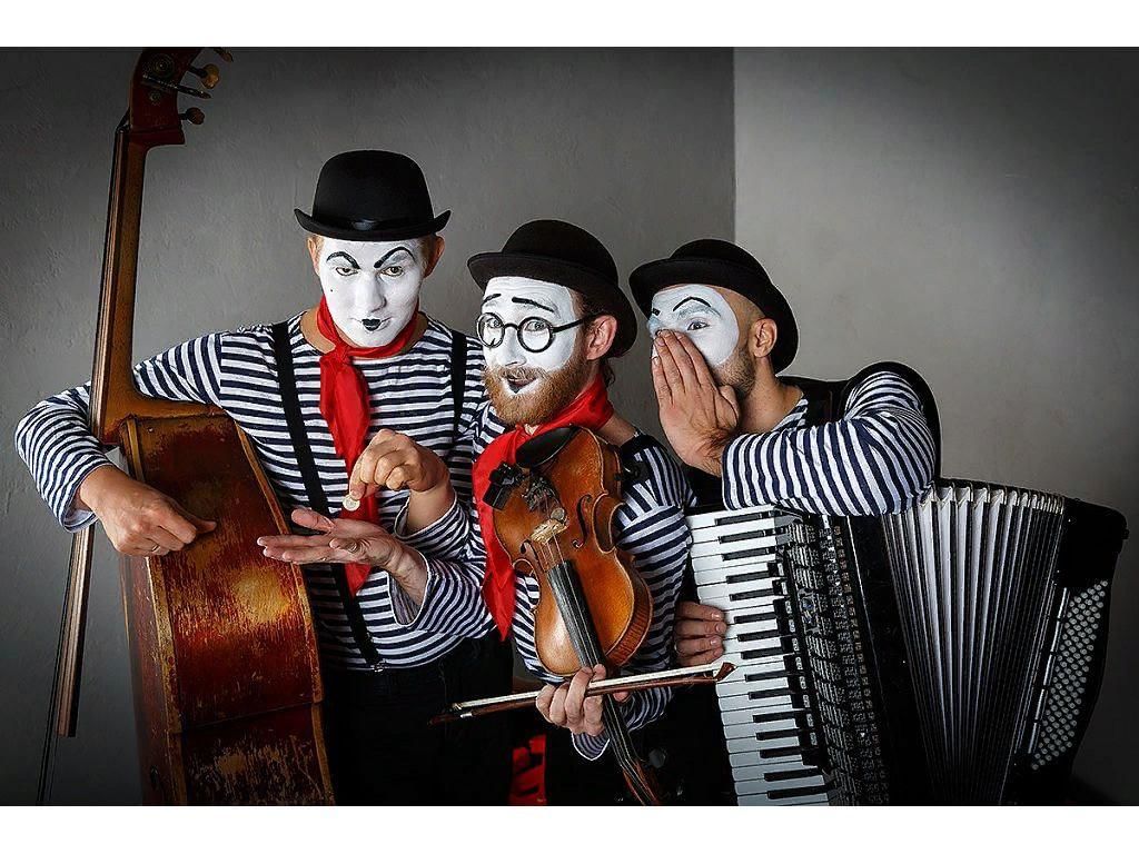 Русские песни трио. Трио «les cornichons». Французский Мим. Веселые музыканты. Музыканты на праздник.