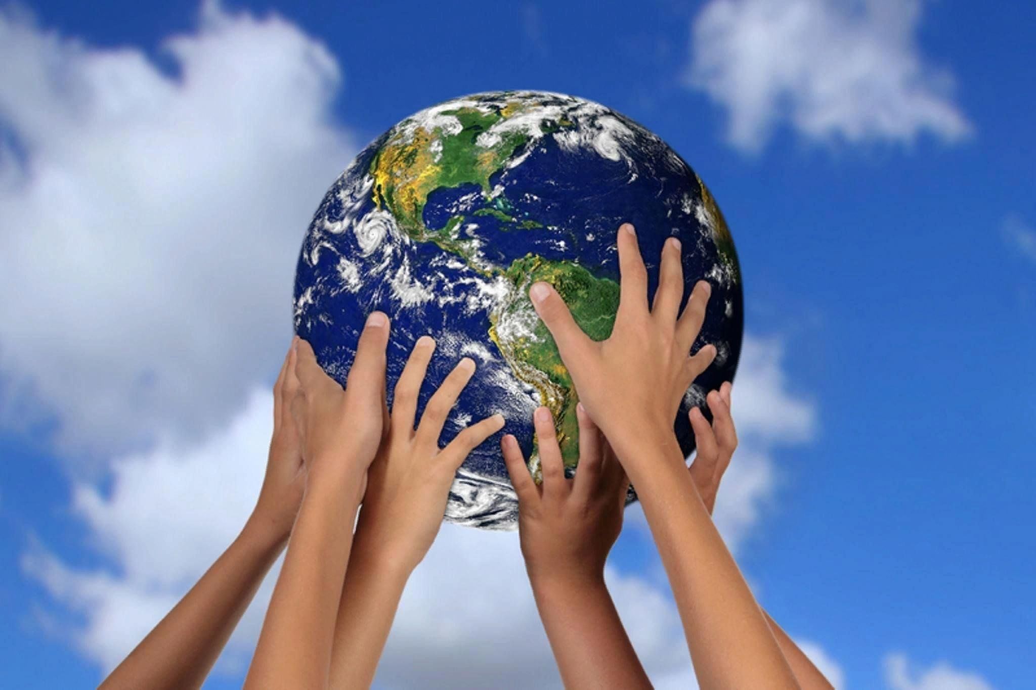 Открываем мир планеты. Люди на земном шаре. Планета в руках. Земля в руках. Земной шар на ладони.