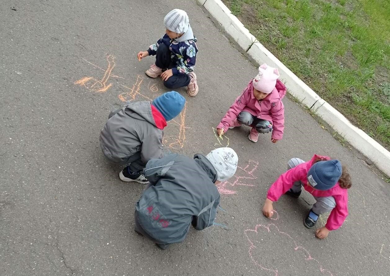 На улице дети подметают 1 мая