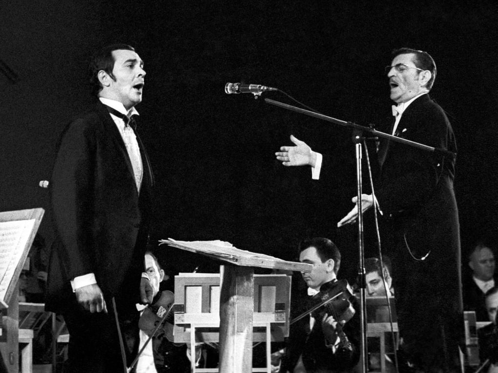 Муслим Магомаев (слева) и дирижер Ниязи. 1972 год. Фотография: Александр Коньков / Фотохроника ТАСС