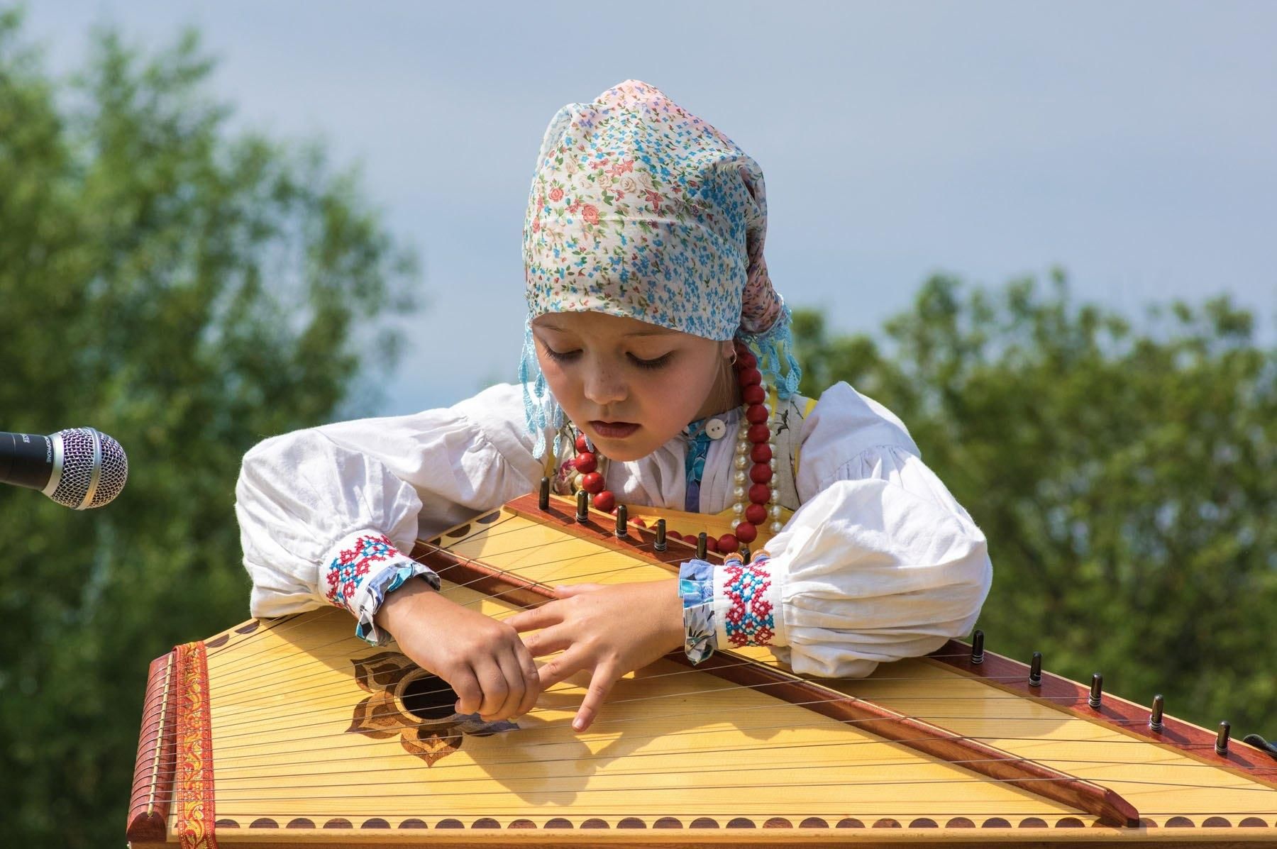 Русские народные без музыки. Игра на гуслях. Девушка играет на гуслях. Гусли славяне. Гусляры дети.