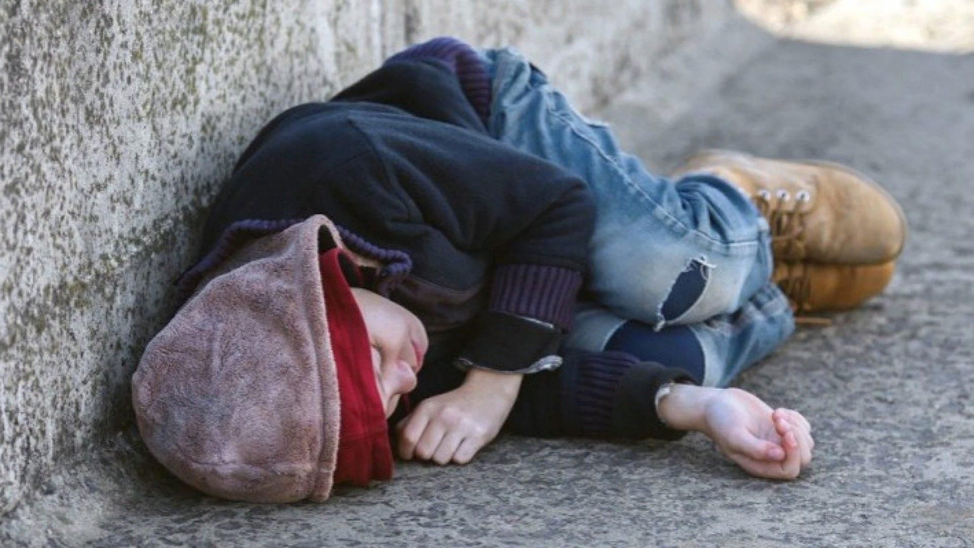 Подросток спит на улице