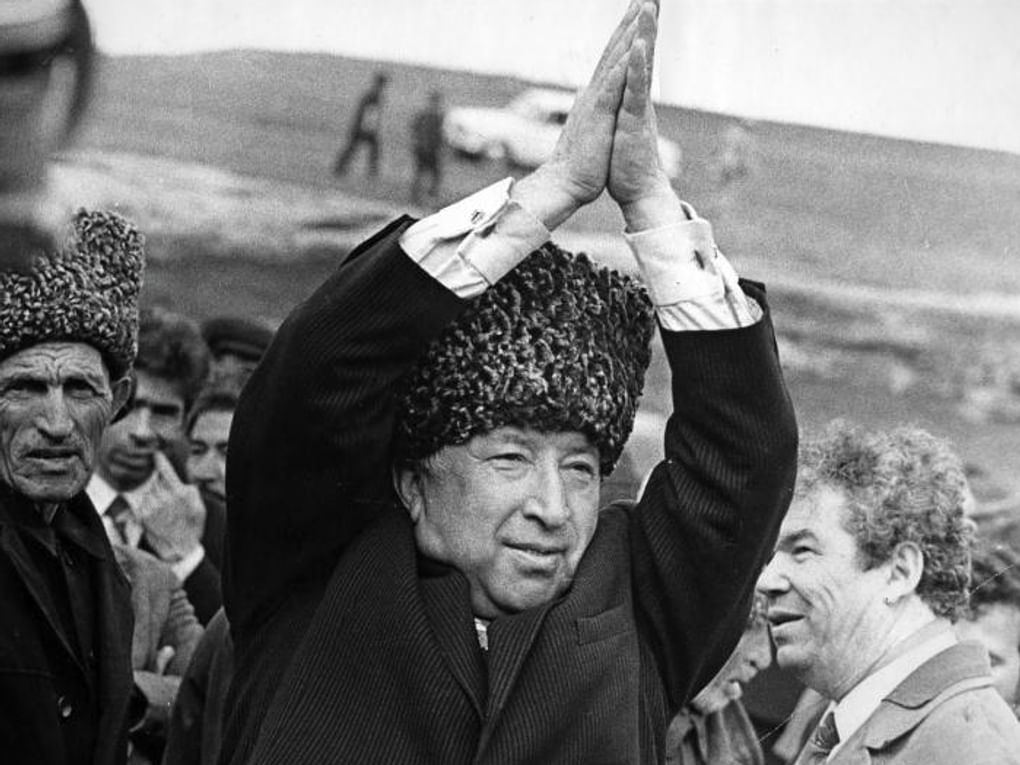 Поэт и писатель Расул Гамзатов (в центре) в селе Цада, Республика Дагестан, 1973 год. Фотография: Национальный музей Республики Дагестан им. А. Тахо-Годи, Махачкала
