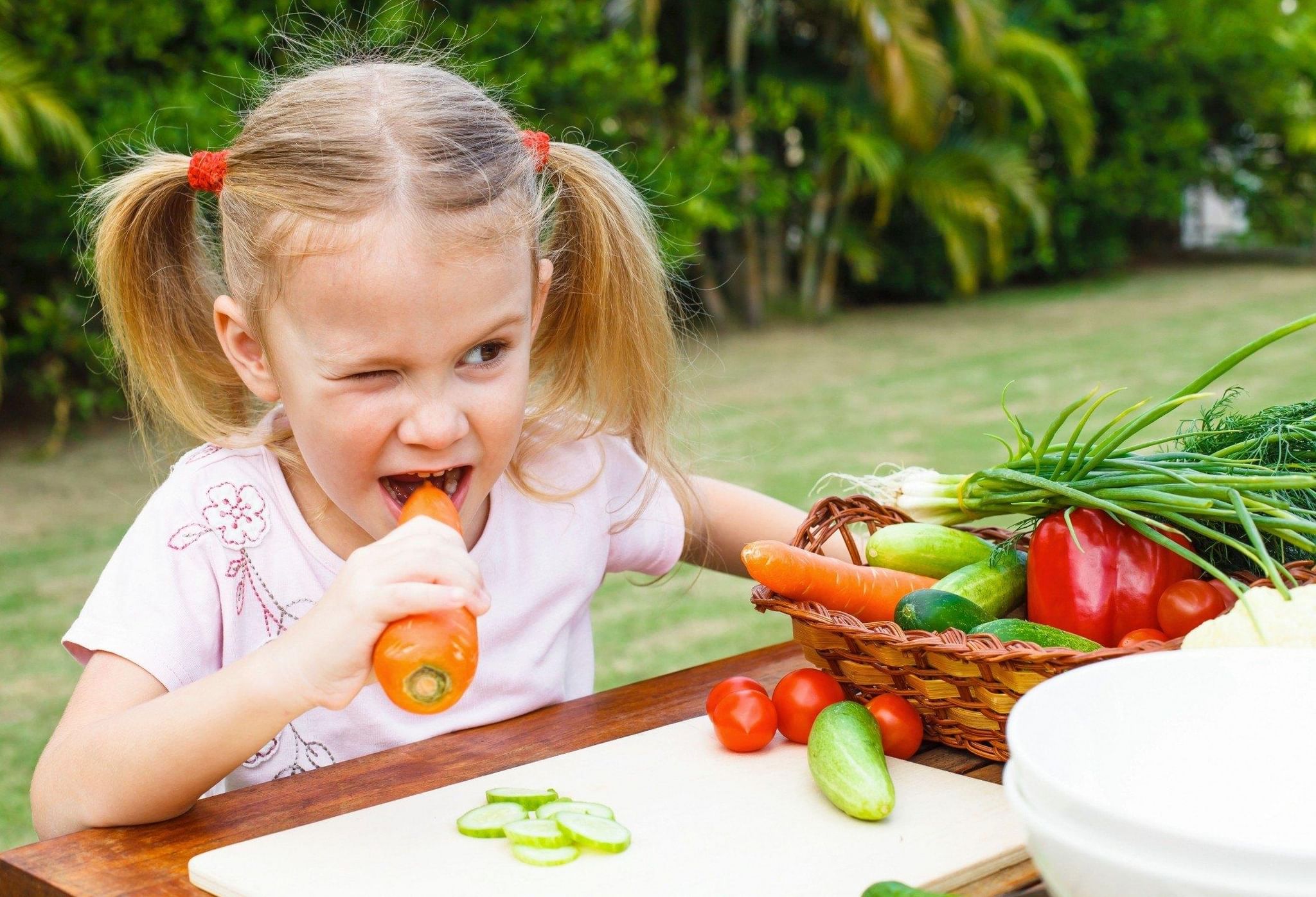 Быть овощем и жить. Овощи для детей. Полезная еда для детей. Правильное питание для детей. Овощи и фрукты для детей.