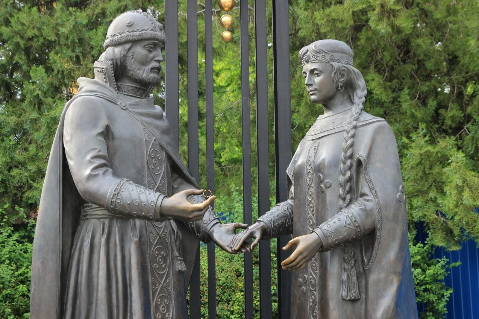 Памятники петру и февронии в городах. Памятник Петру и Февронии в Ростове. Памятник Петру и Февронии в Сочи. Памятник Петра и Февронии Муромских в Ростове.
