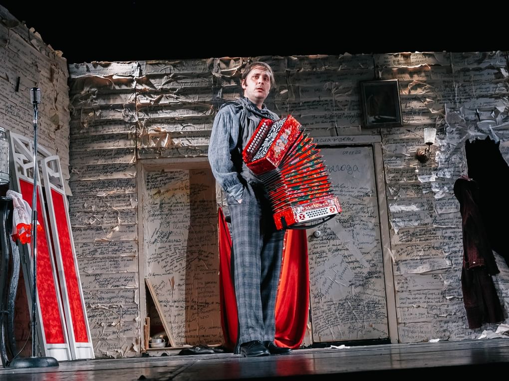 Сцена из спектакля Дамира Салимзянова «Досадный мотив». Глазовский драматический театр «Парафраз», Глазов, Удмуртская республика. Фотография предоставлена организаторами