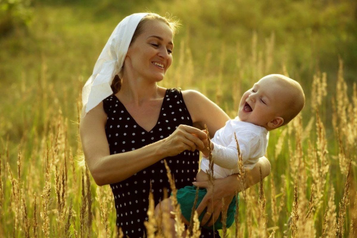 Russian mother. Сафина Кадрия Юлдузовна. Женщина с ребенком в поле. Сельская женщина с детьми. Женщина мать.