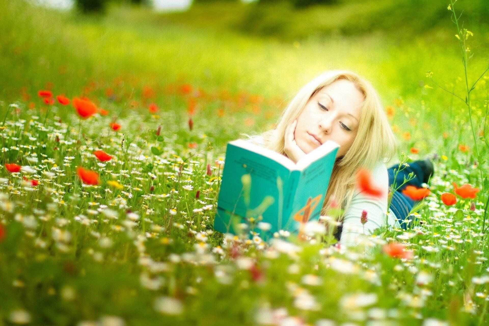 Литература развлечений. Лето с книгой. Девочка с книжкой на траве. Летнее чтение. Девушка с книжкой на траве.