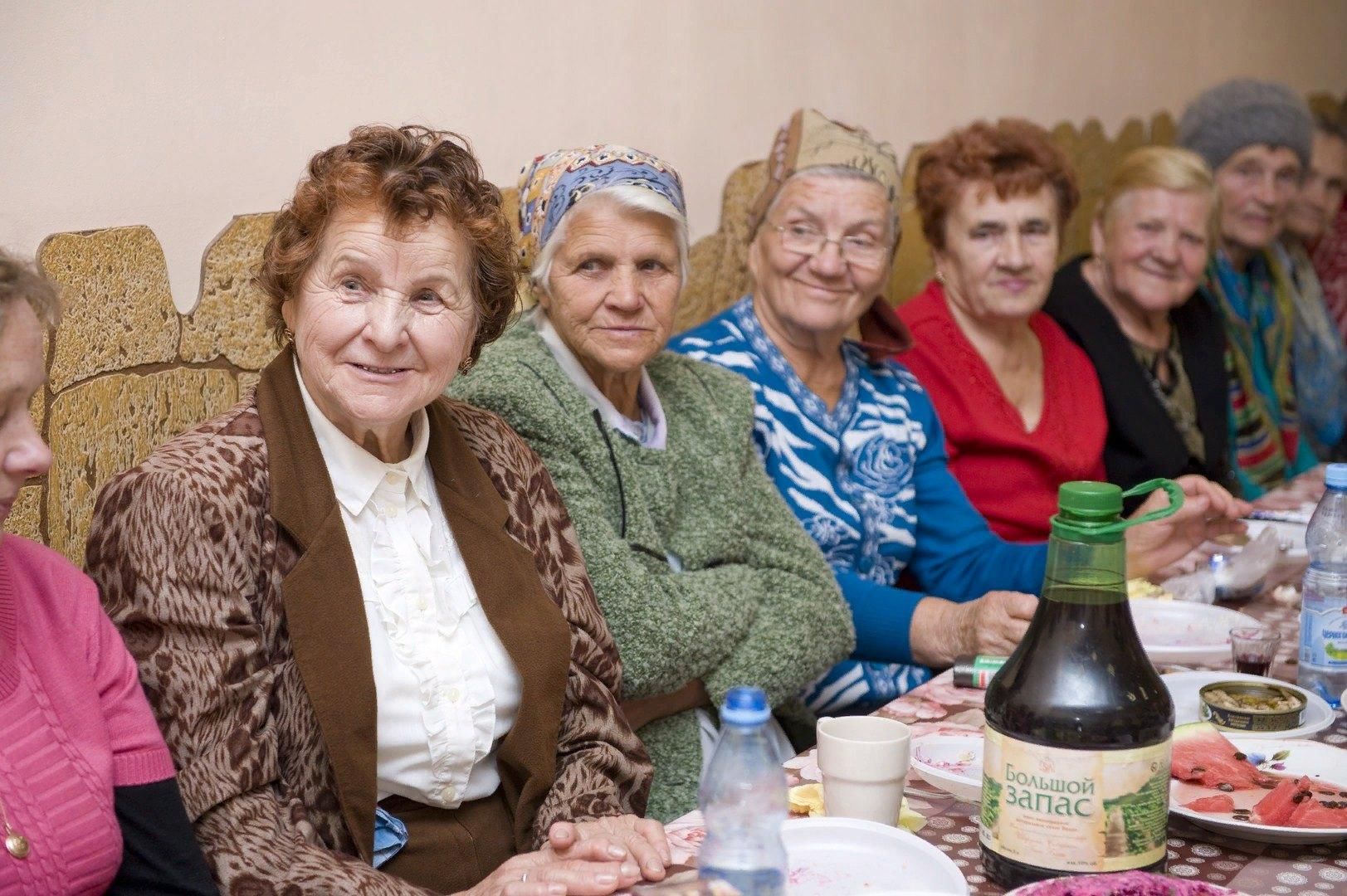 Сценарий праздника для пожилых. Встреча пенсионеров. Застолье пенсионеров. Встреча пожилых людей. Русские пенсионеры.
