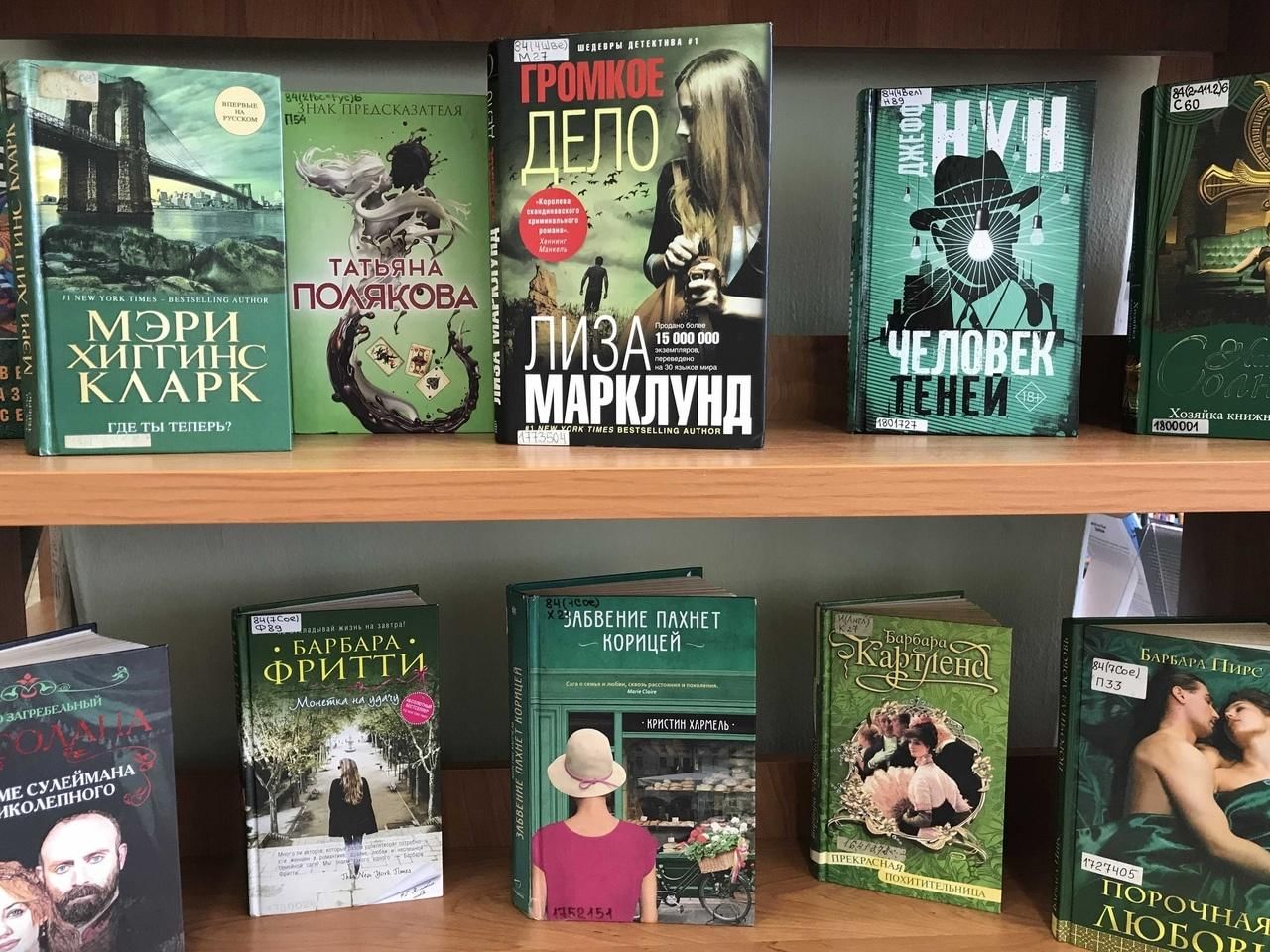 Циклы выставок. Выставка из книг. Не помню названия книг но обложка была.... Я не помню названия но обложка была. Я не помню названия книги но обложка была выставка. Название не помню но обложка была
