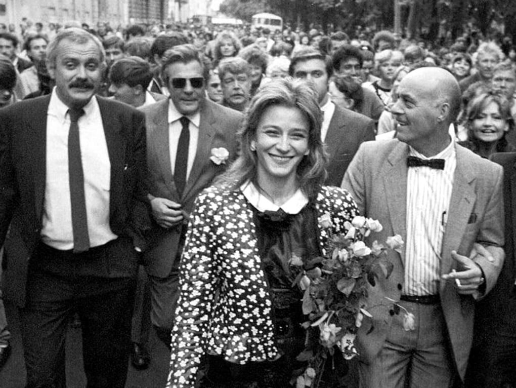 Слева направо: режиссер Никита Михалков, актер Марчелло Мастроянни, актриса Елена Сафонова и Станислав Говорухин на премьерном показе художественного фильма Никиты Михалкова «Очи черные». 1986 год. Фотография: Государственный центральный музей кино, Москва 