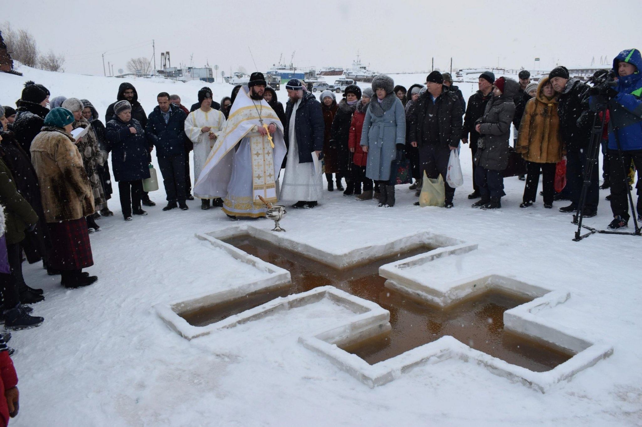 19 января 2017. С Крещением Господним 19 января. 19 Января крещение Господне купание. Крещенская купель. Освящение проруби.