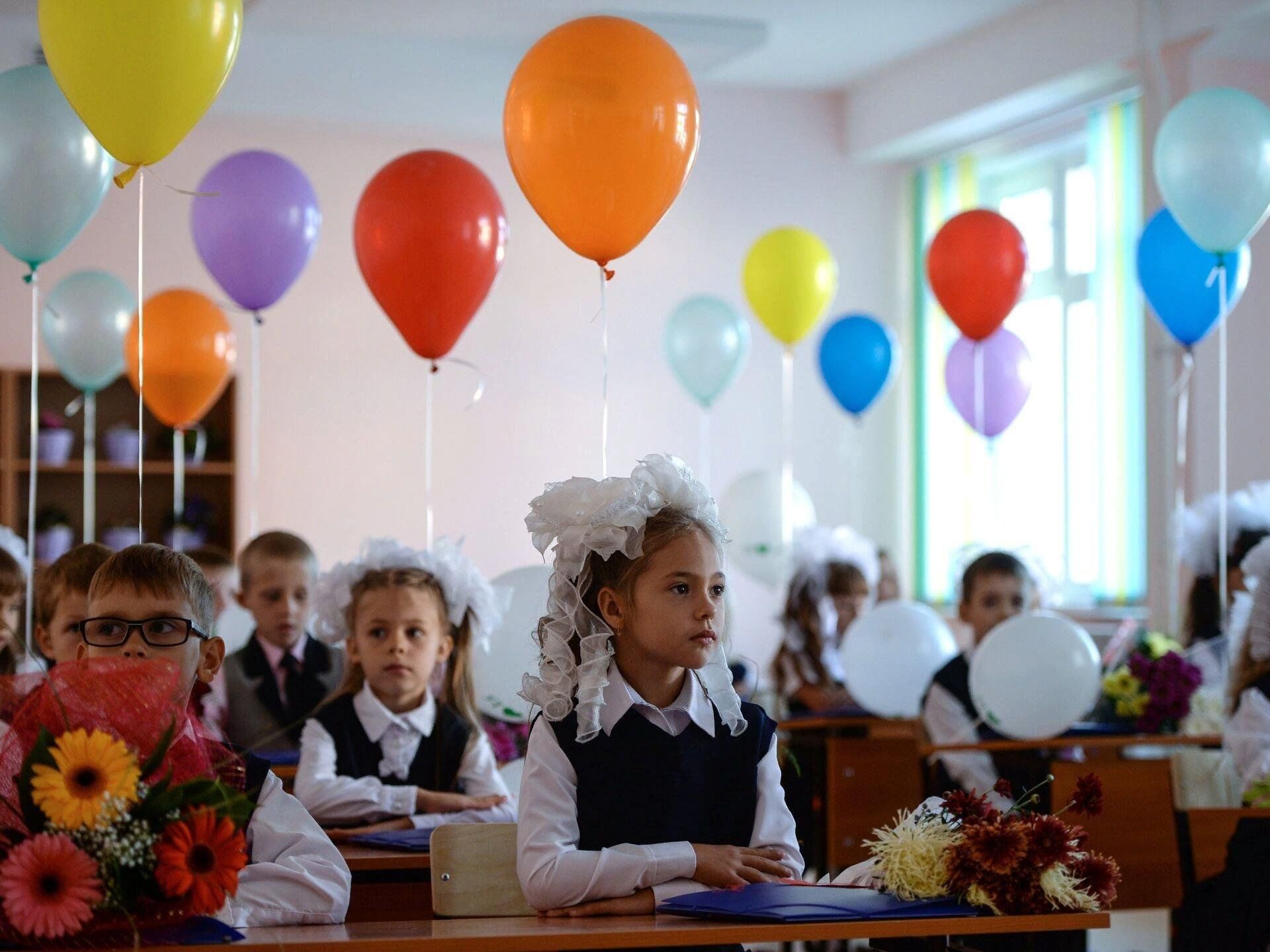 Школа года фотография. Первоклассники. Первое сентября в классе. Сентябрь школа. Школьный класс 1 сентября.