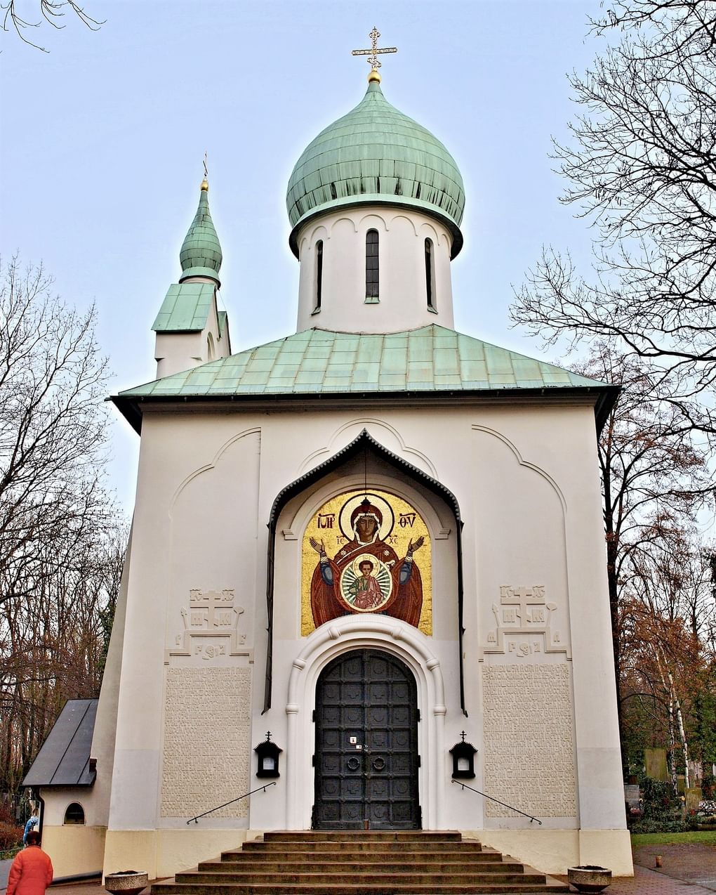 Храм Успения Божией Матери на Ольшанском кладбище, Прага, Чехия. Фотография: VitVit / <a href="https://commons.wikimedia.org/wiki/File:Chr%C3%A1m_Zesnut%C3%AD_p%C5%99esvat%C3%A9_Bohorodice,_Ol%C5%A1any,_Praha.JPG" target="_blank" rel="noopener">commons.wikimedia.org</a> / <a href="https://creativecommons.org/licenses/by-sa/3.0" target="_blank" rel="noopener">CC BY-SA 3.0</a>