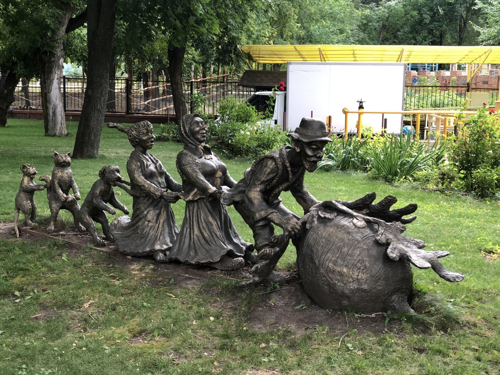 Памятник русской народной сказке. Памятник репке в Самаре. Самара памятник Репка. Скульптурная композиция Репка Самара. «Скульптура в Камне». Нефтекамск.