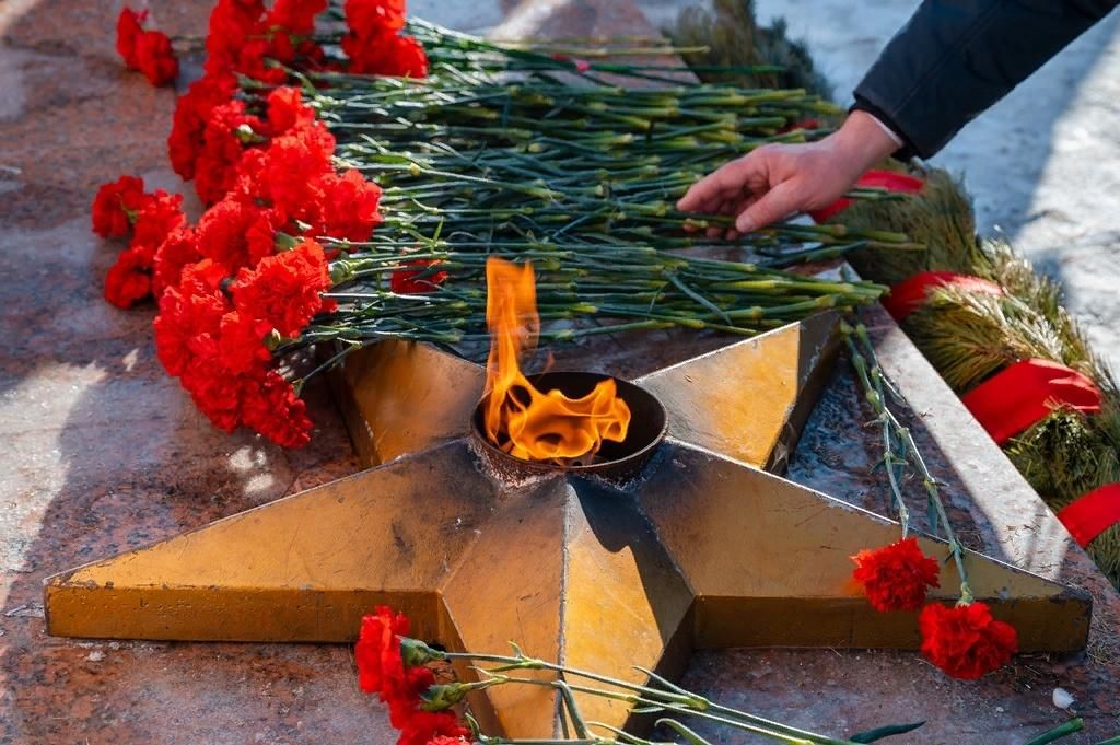 памятники вов вечный огонь. мемориал "вечный огонь" горячеводск. с днем победы. с днём победы 9 мая картинки. красные гвоздики.