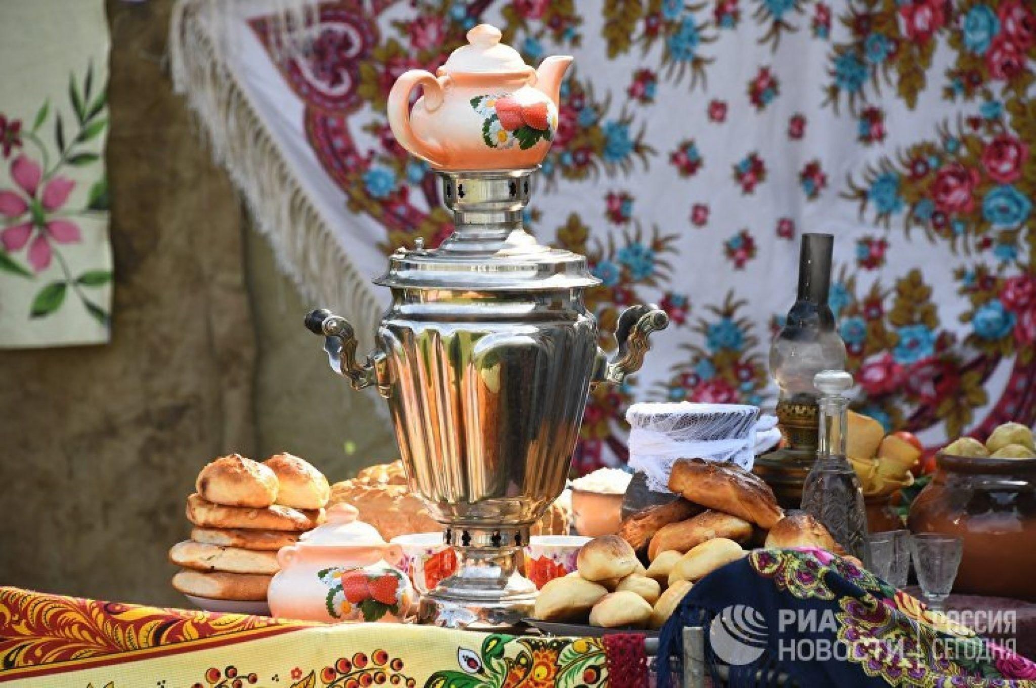 Традиция самовара. Нижний Тагил Уральский самовар чаепитие. Русское чаепитие с самоваром. Самовар с пирожками. Самовар на столе.