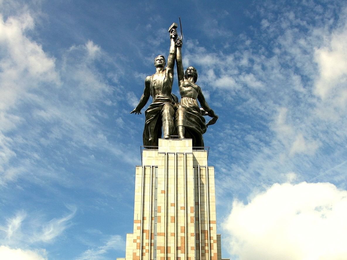 Памятники москвы для любителей спорта. Монумент Победы в Москве. Памятники Москвы известные. Статуи в Москве. Самый высокий памятник в Москве.